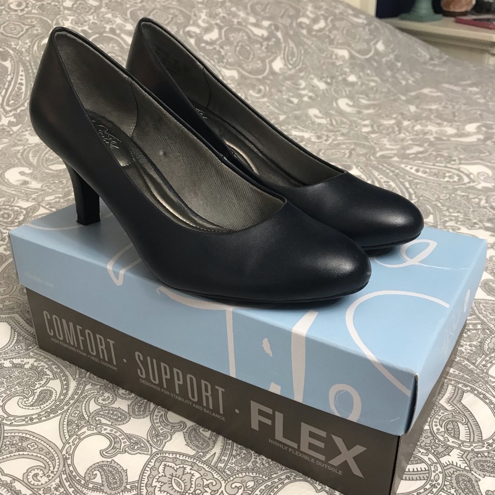 Navy Pumps!